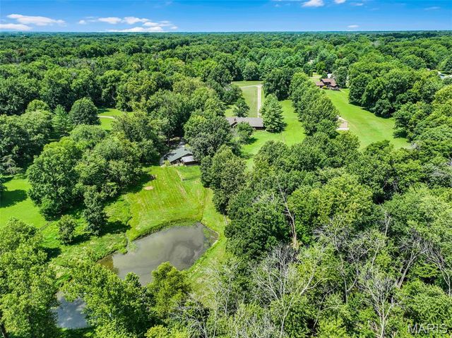 8825 Rosewood Hills Drive, Edwardsville, IL 62025