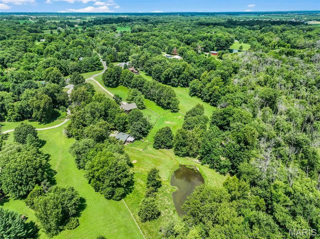 8825 Rosewood Hills Drive, Edwardsville, IL 62025