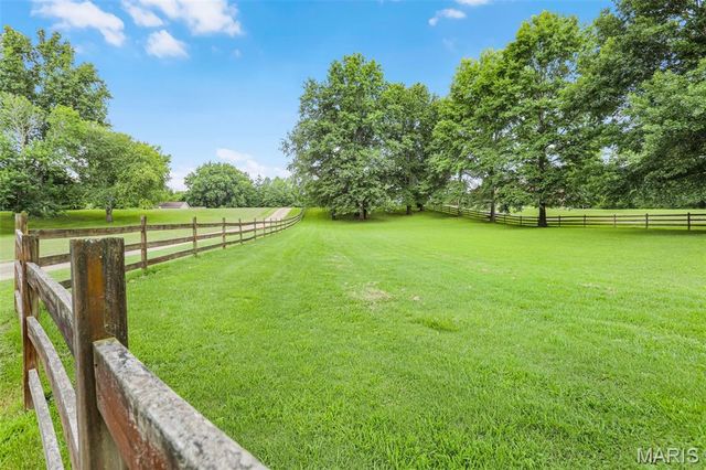 8825 Rosewood Hills Drive, Edwardsville, IL 62025