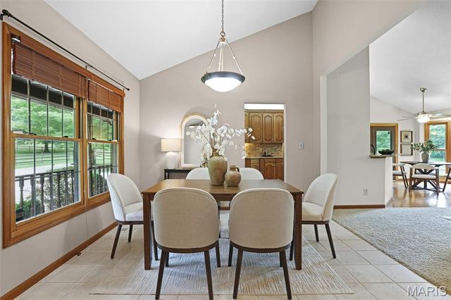 8825 Rosewood Hills Drive, Edwardsville, IL 62025