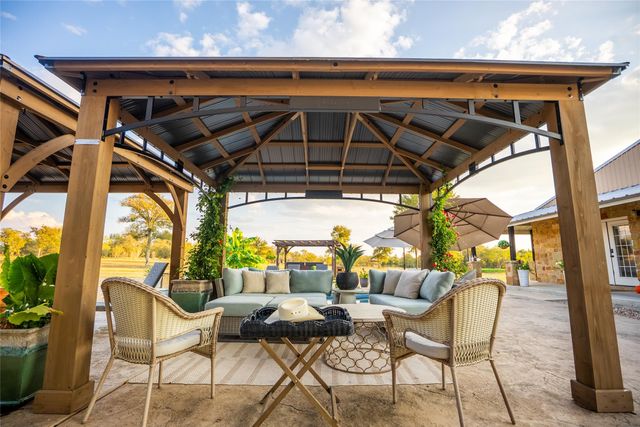 1000 Oil Field RD, Lockhart, TX 78644