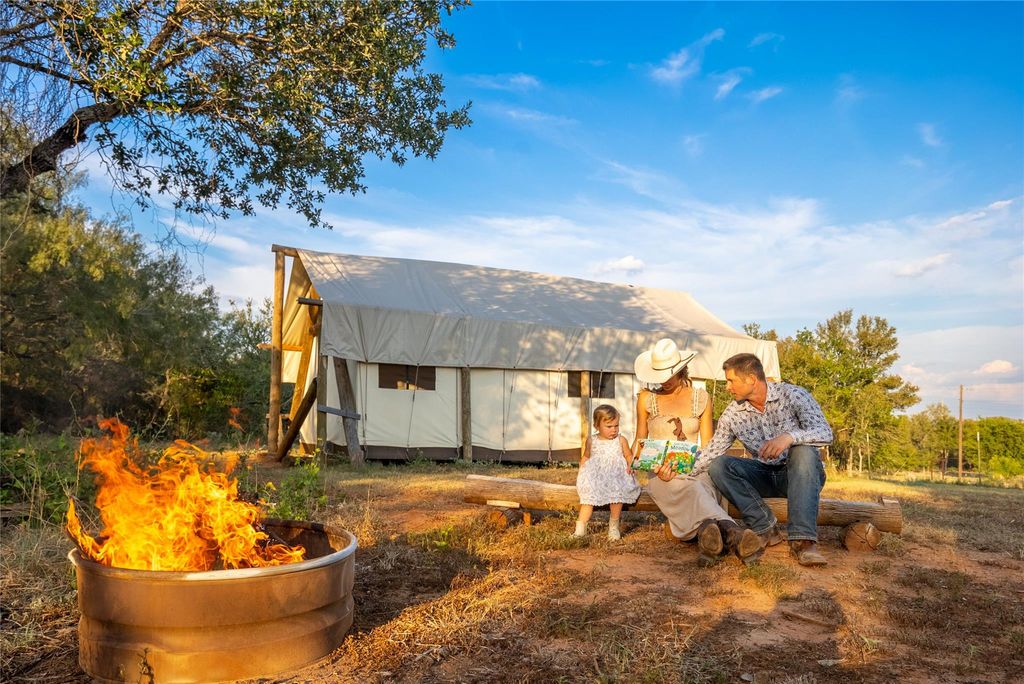 1000 Oil Field RD, Lockhart, TX 78644