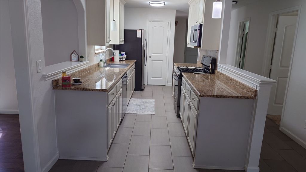 203 Arnett Drive, Euless, TX 76040