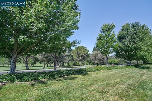 997 Terra California Dr 1, Walnut Creek, CA 94595