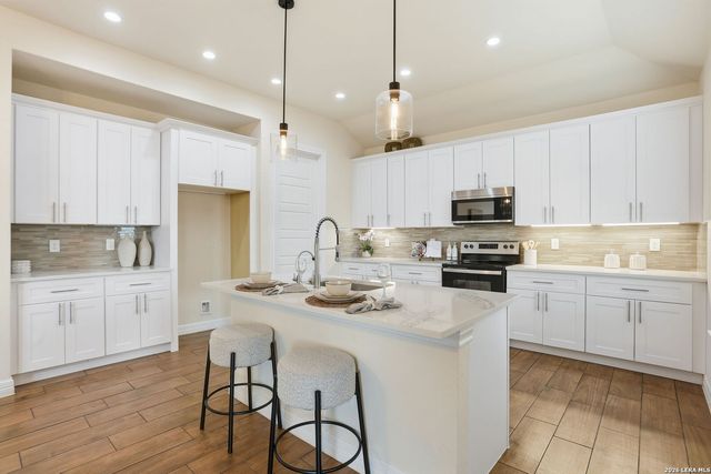 100 W Short Meadow, Lytle, TX 78052