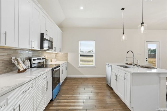 100 W Short Meadow, Lytle, TX 78052