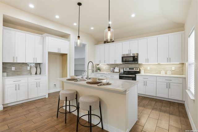 100 W Short Meadow, Lytle, TX 78052