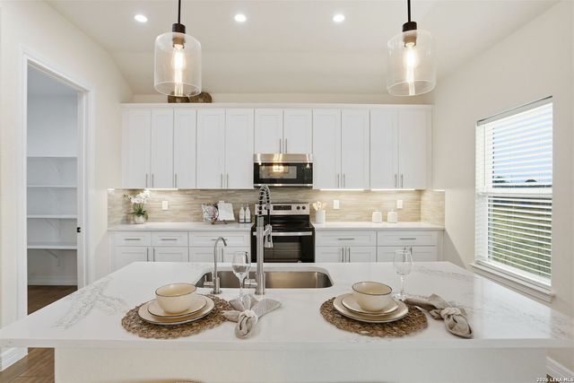 100 W Short Meadow, Lytle, TX 78052