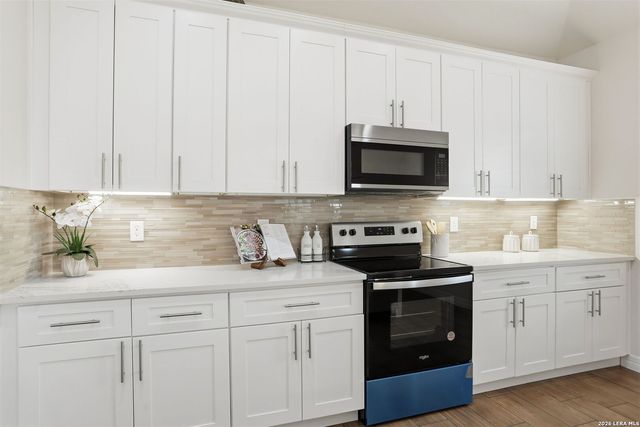 100 W Short Meadow, Lytle, TX 78052