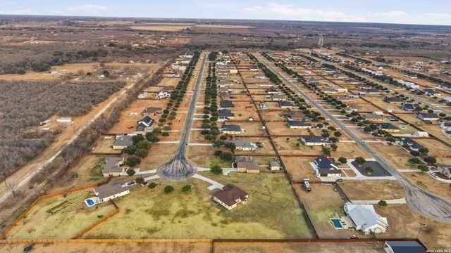 100 W Short Meadow, Lytle, TX 78052