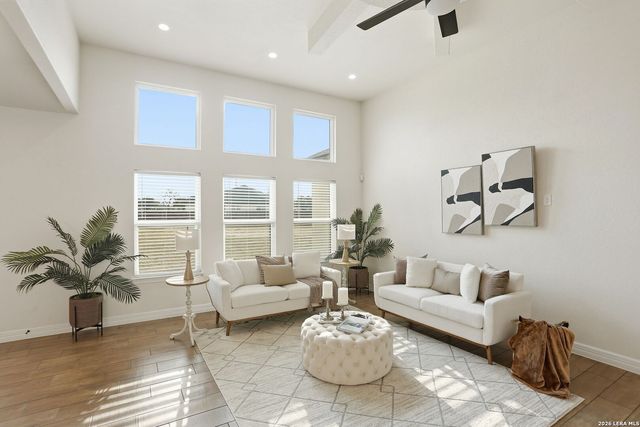 100 W Short Meadow, Lytle, TX 78052