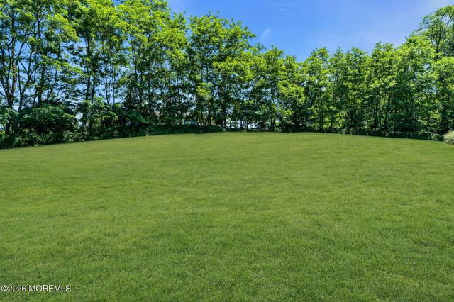 24 Embry Farm Road, Marlboro, NJ 07746