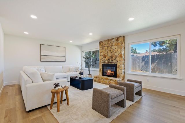 8949 Plaza Park Dr, Elk Grove, CA 95624