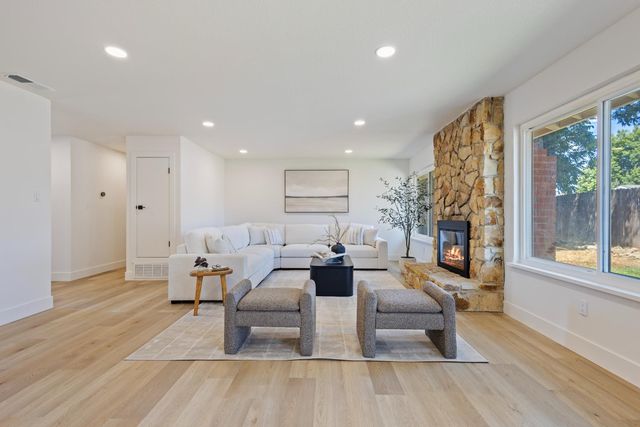 8949 Plaza Park Dr, Elk Grove, CA 95624