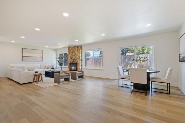 8949 Plaza Park Dr, Elk Grove, CA 95624