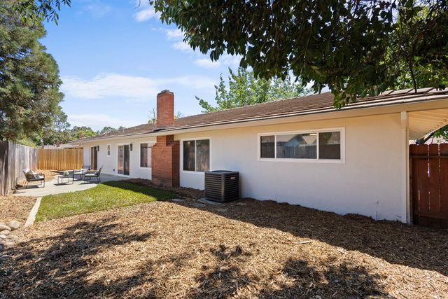 8949 Plaza Park Dr, Elk Grove, CA 95624
