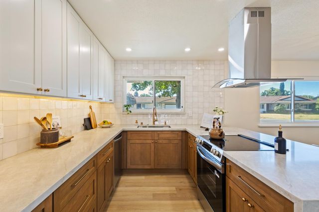 8949 Plaza Park Dr, Elk Grove, CA 95624
