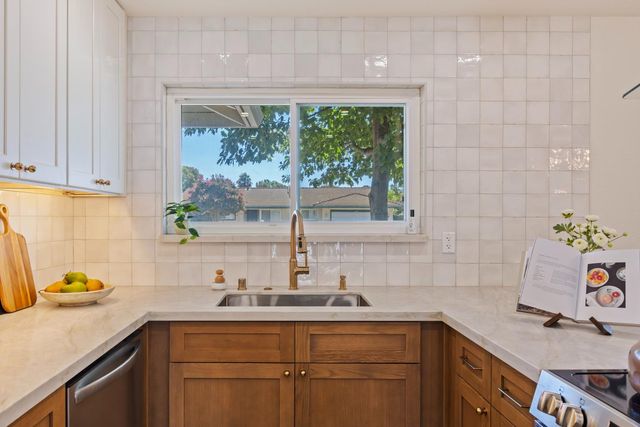 8949 Plaza Park Dr, Elk Grove, CA 95624
