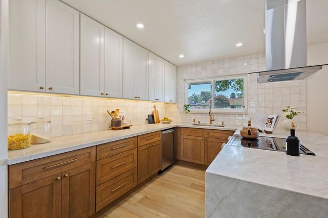 8949 Plaza Park Dr, Elk Grove, CA 95624