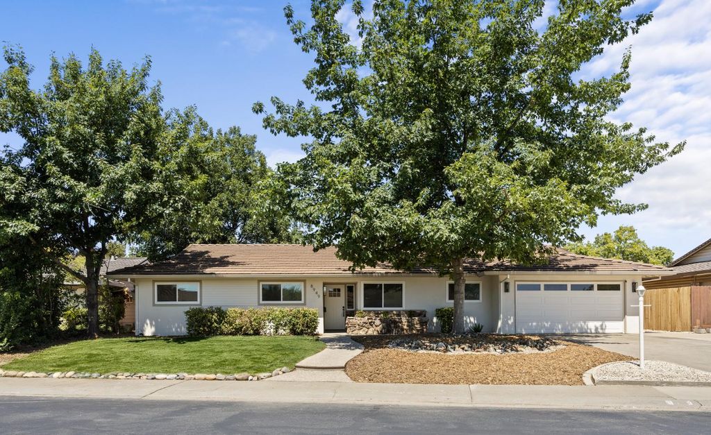 8949 Plaza Park Dr, Elk Grove, CA 95624