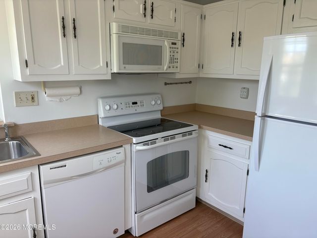 21 Newbury Row, Manchester, NJ 08759