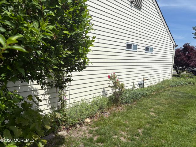 21 Newbury Row, Manchester, NJ 08759