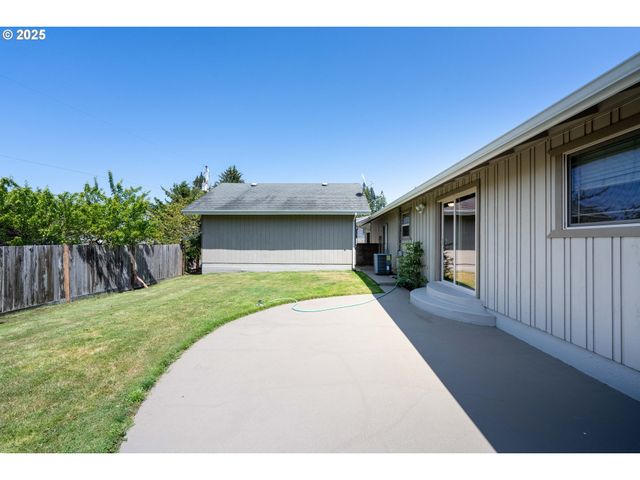 3840 VISTA Dr, North Bend, OR 97459