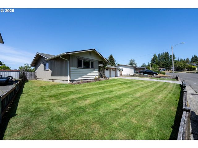 3840 VISTA Dr, North Bend, OR 97459