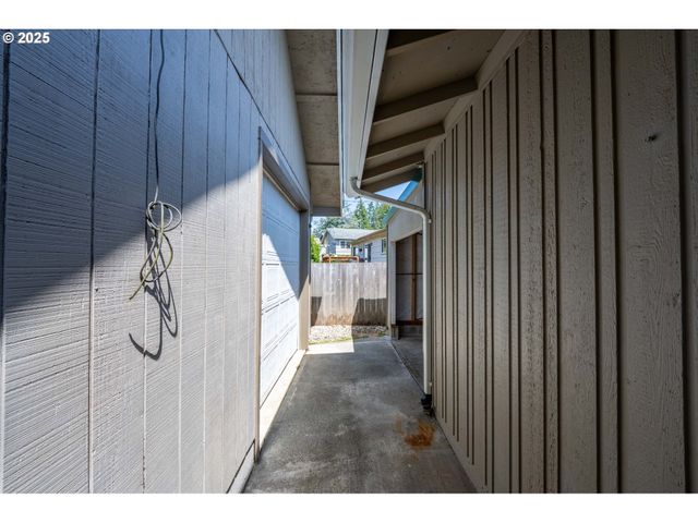 3840 VISTA Dr, North Bend, OR 97459