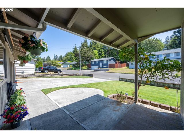 3840 VISTA Dr, North Bend, OR 97459