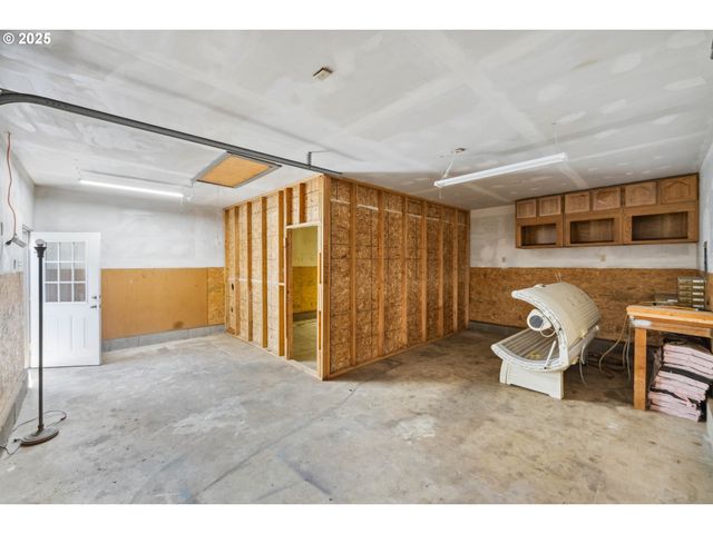 3840 VISTA Dr, North Bend, OR 97459