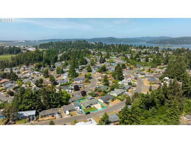 3840 VISTA Dr, North Bend, OR 97459