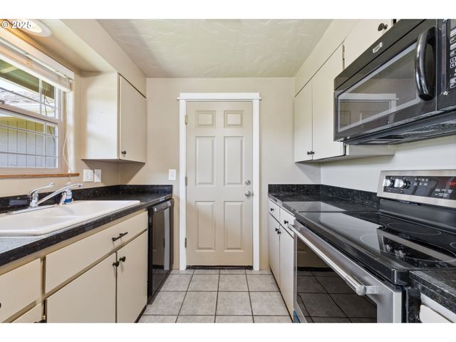 3840 VISTA Dr, North Bend, OR 97459