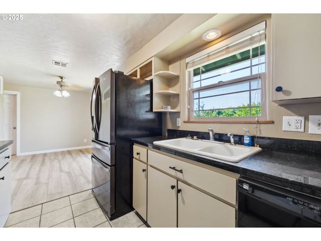 3840 VISTA Dr, North Bend, OR 97459