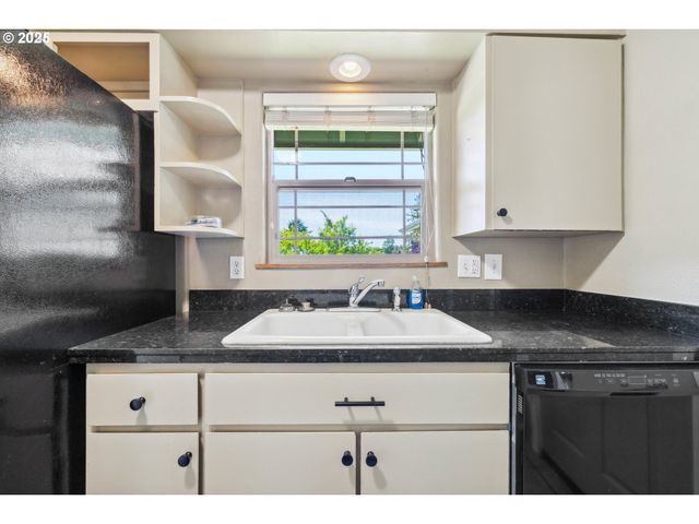 3840 VISTA Dr, North Bend, OR 97459