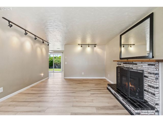 3840 VISTA Dr, North Bend, OR 97459