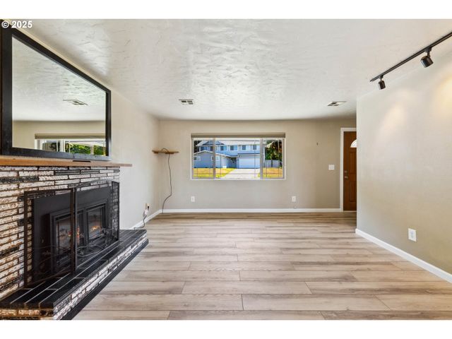 3840 VISTA Dr, North Bend, OR 97459