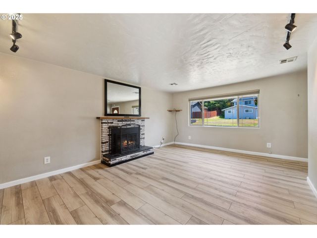 3840 VISTA Dr, North Bend, OR 97459