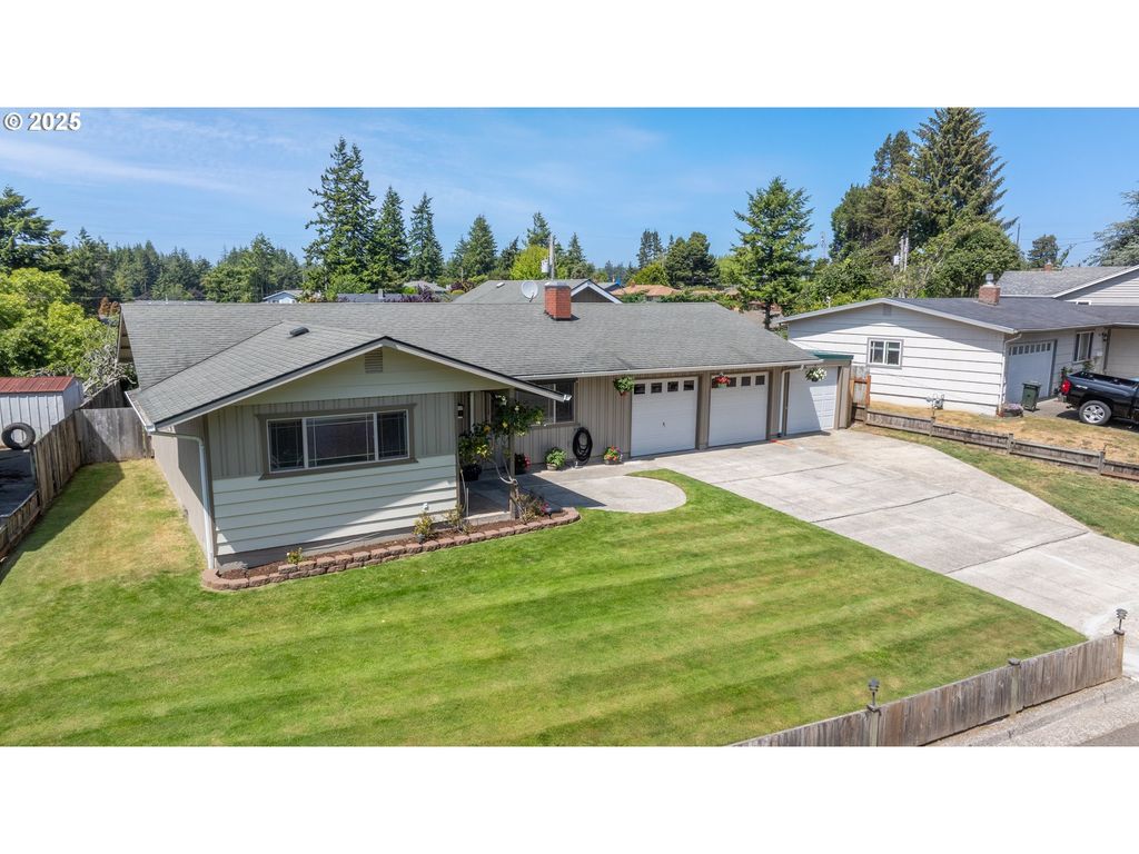 3840 VISTA Dr, North Bend, OR 97459