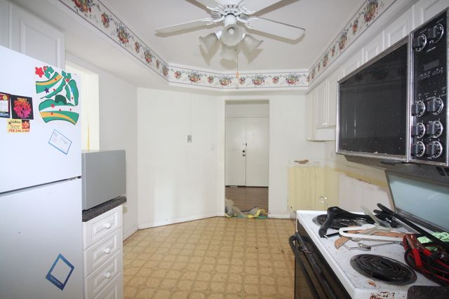 475 Shenstone Road 303, Riverside, IL 60546