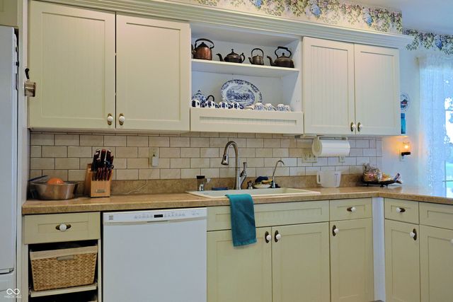711 Laura Lane, Sweetser, IN 46987
