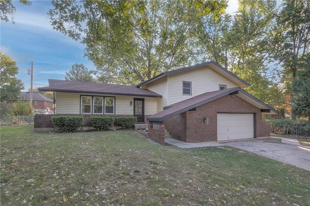 706 NW 11 Street, Blue Springs, MO 64015