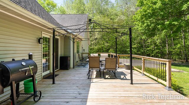 10345 Red Oak Ridge, Howard City, MI 49329