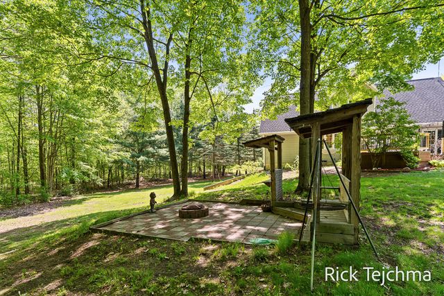 10345 Red Oak Ridge, Howard City, MI 49329