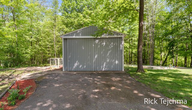 10345 Red Oak Ridge, Howard City, MI 49329