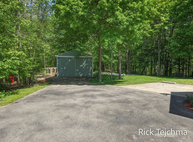 10345 Red Oak Ridge, Howard City, MI 49329