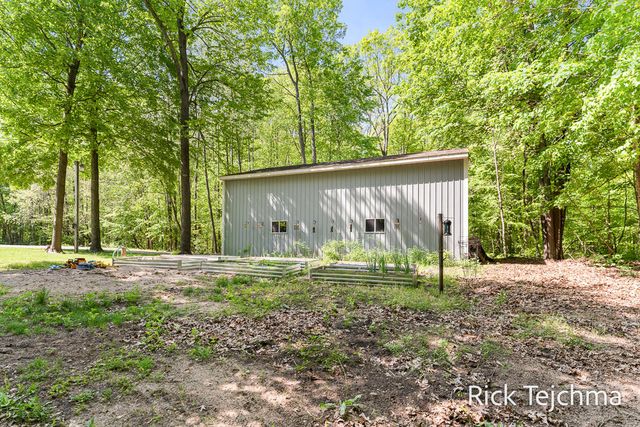 10345 Red Oak Ridge, Howard City, MI 49329
