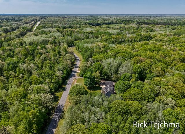 10345 Red Oak Ridge, Howard City, MI 49329