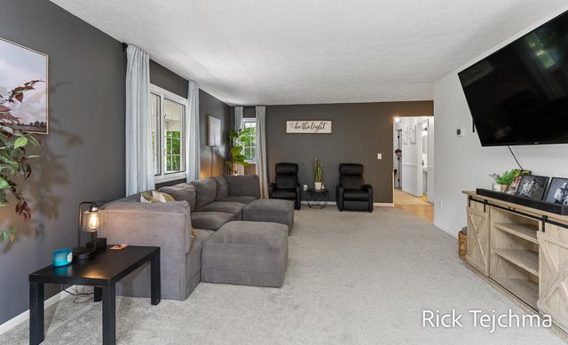10345 Red Oak Ridge, Howard City, MI 49329