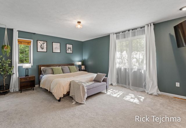 10345 Red Oak Ridge, Howard City, MI 49329
